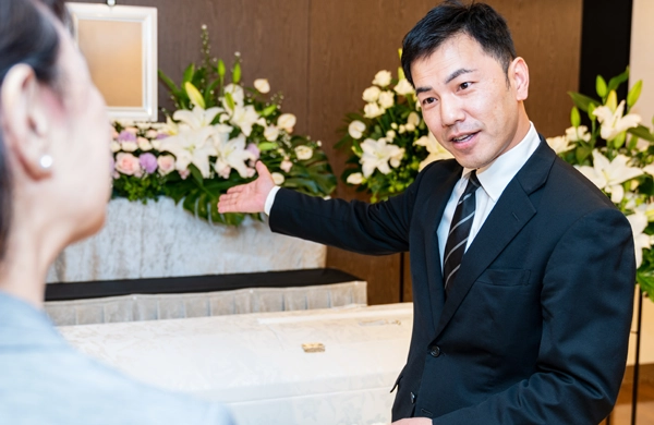 葬儀の打ち合わせを行う株式会社セレモニーのスタッフ