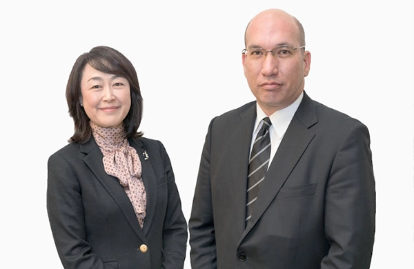 社内で業務を行う株式会社セレモニーのスタッフ