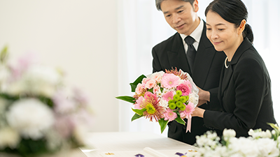 家族で静かに見送る火葬式のイメージ