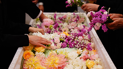火葬前に故人へお花を手向けるお別れ