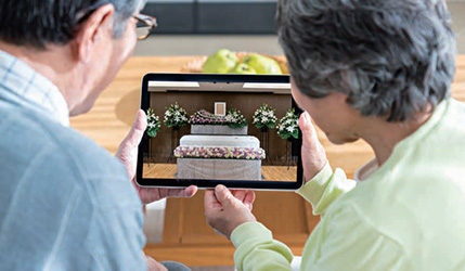 タブレットで葬儀配信を視聴するご家族のイメージ（オンライン参列）