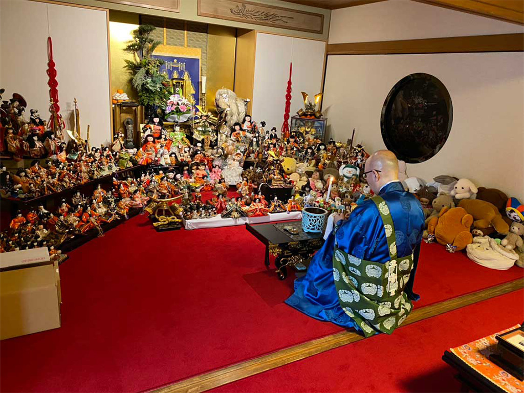 神奈川 人形供養 読経の様子